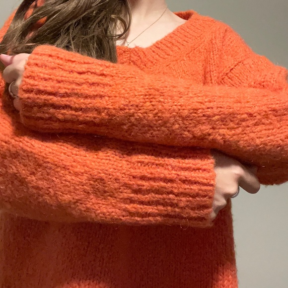 Club Monaco - V-Neck Knit Sweater: Women's S/P Wool and Acrylic Mix - Picture 6 of 6